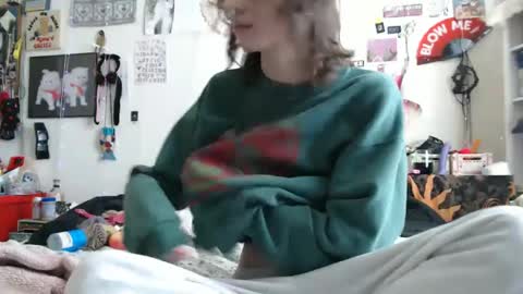 Snapshot of devilg1rl chatting on 01/16/25, 10:55 poutyangel online show from 01/16/25, 10:55