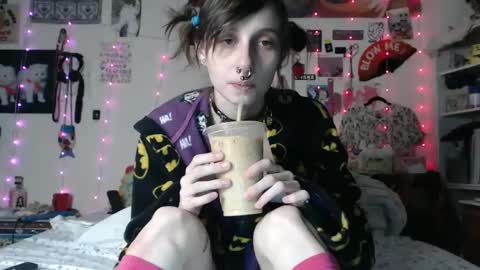 Snapshot of devilg1rl chatting on 02/23/25, 06:39 poutyangel online show from 02/23/25, 06:39