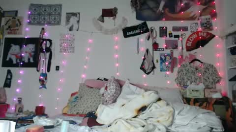 Snapshot of devilg1rl chatting on 02/23/25, 09:44 poutyangel online show from 02/23/25, 09:44