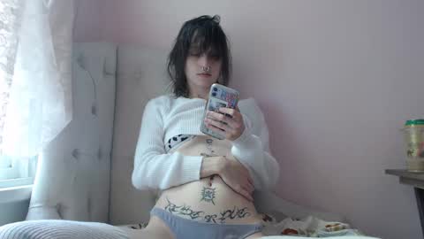 Snapshot of devilg1rl chatting on 09/25/25, 06:44 poutyangel online show from 09/25/25, 06:44