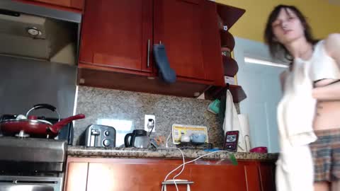 Snapshot of devilg1rl chatting on 09/27/25, 10:37 poutyangel online show from 09/27/25, 10:37