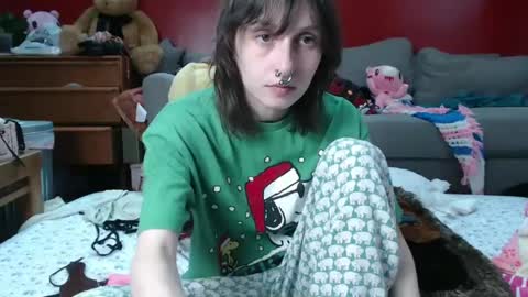 Snapshot of devilg1rl chatting on 09/28/25, 08:47 poutyangel online show from 09/28/25, 08:47