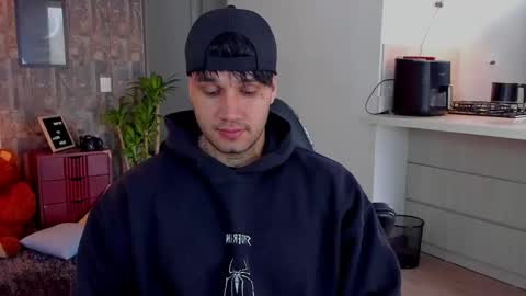 JULIAN online show from 12/05/25, 05:20