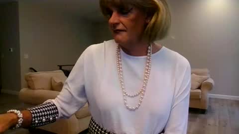 Snapshot of dianeheels chatting on 04/28/26, 02:00 dianeheels online show from 04/28/26, 02:00
