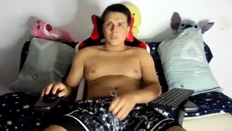 Snapshot of diegodelgado200521 chatting on 06/18/26, 04:35 alexerdiego online show from 06/18/26, 04:35