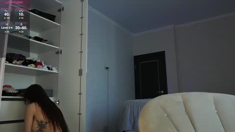 Snapshot of diffgirls chatting on 01/15/25, 11:21 Tanya online show from 01/15/25, 11:21