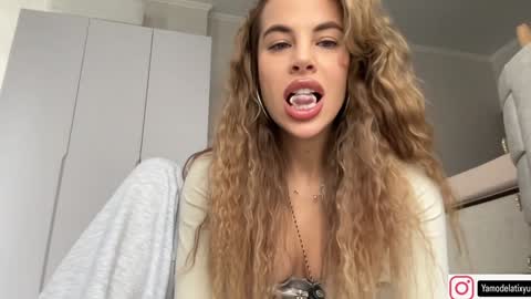 Snapshot of diffgirls chatting on 09/29/25, 10:09 Tanya online show from 09/29/25, 10:09