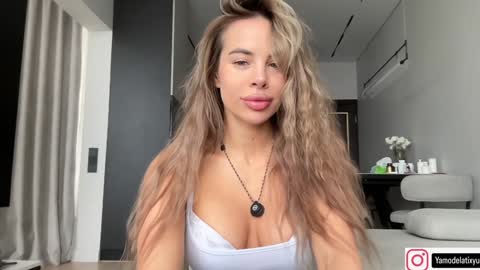 Snapshot of diffgirls chatting on 10/22/25, 11:10 Tanya online show from 10/22/25, 11:10