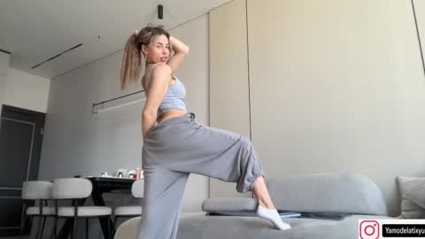 Snapshot of diffgirls chatting on 10/29/25, 09:44 Tanya online show from 10/29/25, 09:44