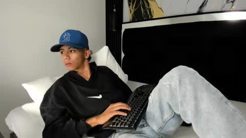 dikey_18 online show from 12/12/24, 01:21