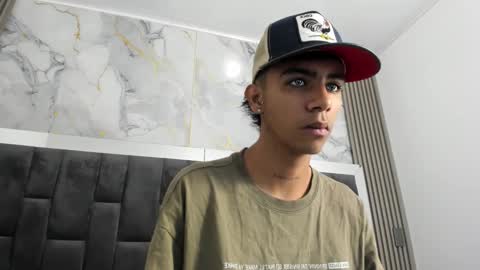 dikey_18 online show from 02/14/25, 08:37