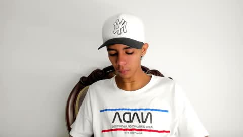 dikey_18 online show from 02/18/25, 08:25