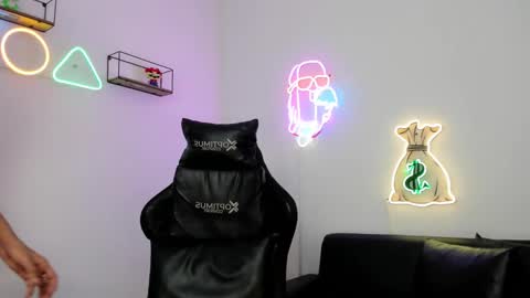 dikey_18 online show from 03/10/25, 08:23