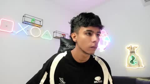 dikey_18 online show from 03/10/25, 11:27