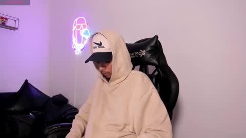 dikey_18 online show from 03/24/26, 09:42