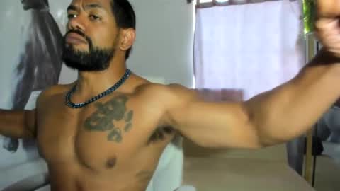 Snapshot of dimitry_muscle chatting on 12/26/24, 04:04 dimitry kyle mucle online show from 12/26/24, 04:04