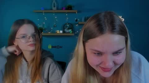 dina_bloom online show from 12/23/25, 09:40