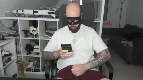 Snapshot of dirtybalws chatting on 11/02/25, 12:02 Robert online show from 11/02/25, 12:02