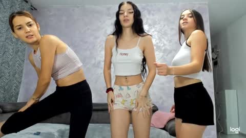 Gyna    Josie    online show from 09/14/25, 11:15