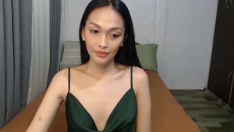 Snapshot of divina_graciaxx chatting on 11/19/25, 03:28 DIVINA online show from 11/19/25, 03:28