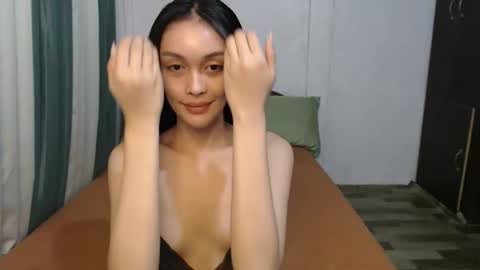 Snapshot of divina_graciaxx chatting on 02/05/26, 02:27 DIVINA online show from 02/05/26, 02:27