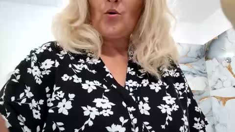 Snapshot of divineblond chatting on 06/06/26, 09:30 Alexxa online show from 06/06/26, 09:30