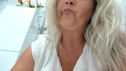 Snapshot of divineblond chatting on 07/11/26, 08:11 Alexxa online show from 07/11/26, 08:11