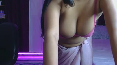 Snapshot of divyakhan chatting on 12/24/24, 05:05 divyakhan online show from 12/24/24, 05:05