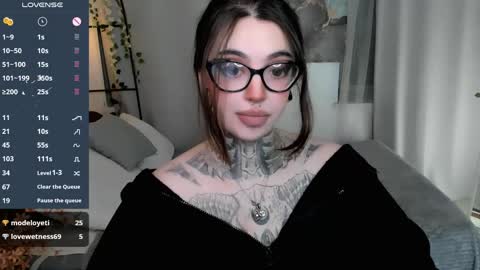 dixipixi_ online show from 04/23/26, 06:03