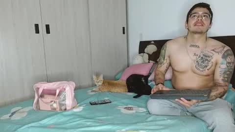 Snapshot of doll_and_sex chatting on 02/09/25, 02:28 Auro and Santiago online show from 02/09/25, 02:28