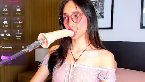 Snapshot of doll_bella_ chatting on 06/10/26, 07:57 Bella online show from 06/10/26, 07:57