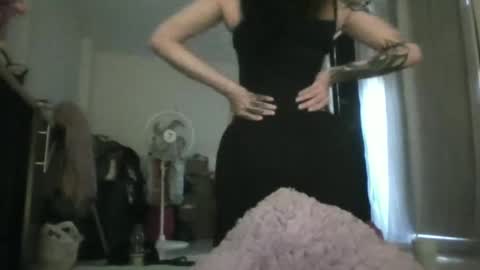doll_dollys_ online show from 04/24/26, 08:22