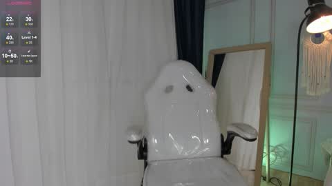 doll_isa_ online show from 12/04/25, 06:38