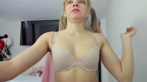 doll_oriana online show from 01/28/25, 10:12