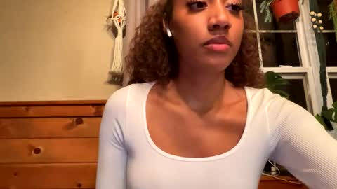 Snapshot of dollfacebeauty_x chatting on 10/05/25, 02:10 Princess DollfaceBeauty online show from 10/05/25, 02:10