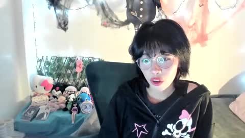 Snapshot of dolliette chatting on 10/14/25, 02:12 mina online show from 10/14/25, 02:12