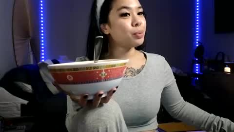 Snapshot of dolllface chatting on 12/27/24, 01:43 DOLLLFACE online show from 12/27/24, 01:43