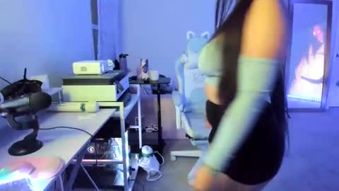 Snapshot of dolllface chatting on 09/19/25, 03:30 DOLLLFACE online show from 09/19/25, 03:30