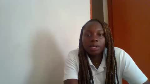 Snapshot of dollyvee chatting on 04/21/26, 12:44 dollyvee online show from 04/21/26, 12:44