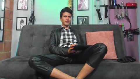 Snapshot of dom2travelers_sm chatting on 02/16/25, 02:54 Diego Castell online show from 02/16/25, 02:54