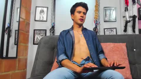 Snapshot of dom2travelers_sm chatting on 03/08/25, 04:50 Diego Castell online show from 03/08/25, 04:50