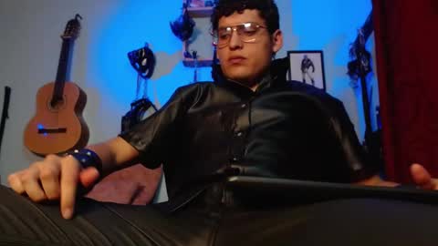 Snapshot of dom2travelers_sm chatting on 09/21/25, 11:06 Diego Castell online show from 09/21/25, 11:06