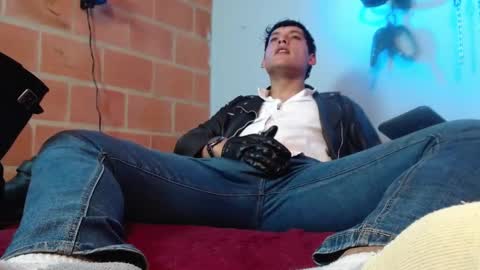 Snapshot of dom2travelers_sm chatting on 10/14/25, 09:37 Diego Castell online show from 10/14/25, 09:37