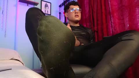 Snapshot of dom2travelers_sm chatting on 10/27/25, 02:54 Diego Castell online show from 10/27/25, 02:54