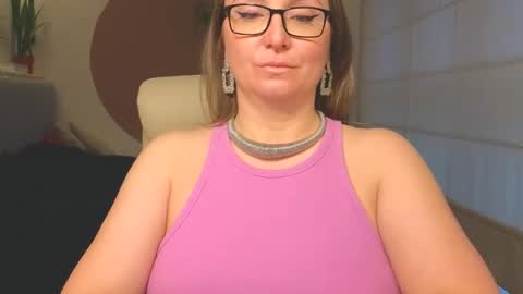 Snapshot of dom_mummy chatting on 04/26/26, 06:44 DOM MUMMY online show from 04/26/26, 06:44