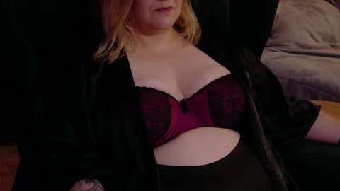 Snapshot of dominasadique chatting on 10/22/25, 09:03 SADE online show from 10/22/25, 09:03
