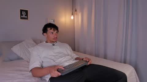 Snapshot of dominik_drake chatting on 04/21/26, 12:22 Dominik Drake online show from 04/21/26, 12:22