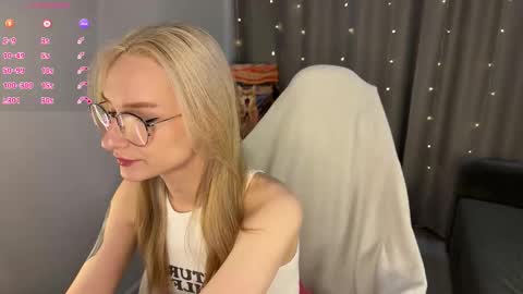 Snapshot of dontouchmyass chatting on 12/16/25, 08:25 Ely online show from 12/16/25, 08:25