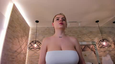 Snapshot of dorothy_vegga chatting on 02/14/25, 12:41  DOROTHY online show from 02/14/25, 12:41