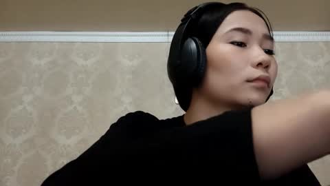 Snapshot of dorothygreene chatting on 10/18/25, 11:33 YuKi  online show from 10/18/25, 11:33